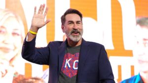 Rob Riggle bày tỏ lòng yêu nước sâu sắc, tình yêu đất nước khi nói về thời gian phục vụ trong Thủy quân Lục chiến 20 Rob Riggle bày tỏ lòng yêu nước sâu sắc, tình yêu đất nước khi nói về thời gian phục vụ trong Thủy quân Lục chiến