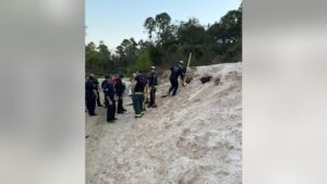 Giải cứu bé gái 12 tuổi bị mắc kẹt trong hang