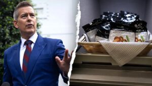 Bộ Trưởng Giao Thông Hoa Kỳ phê phán đồ ăn vặt trên máy bay: ‘Gây béo, đầy bơ, đường và chất vô bổ’