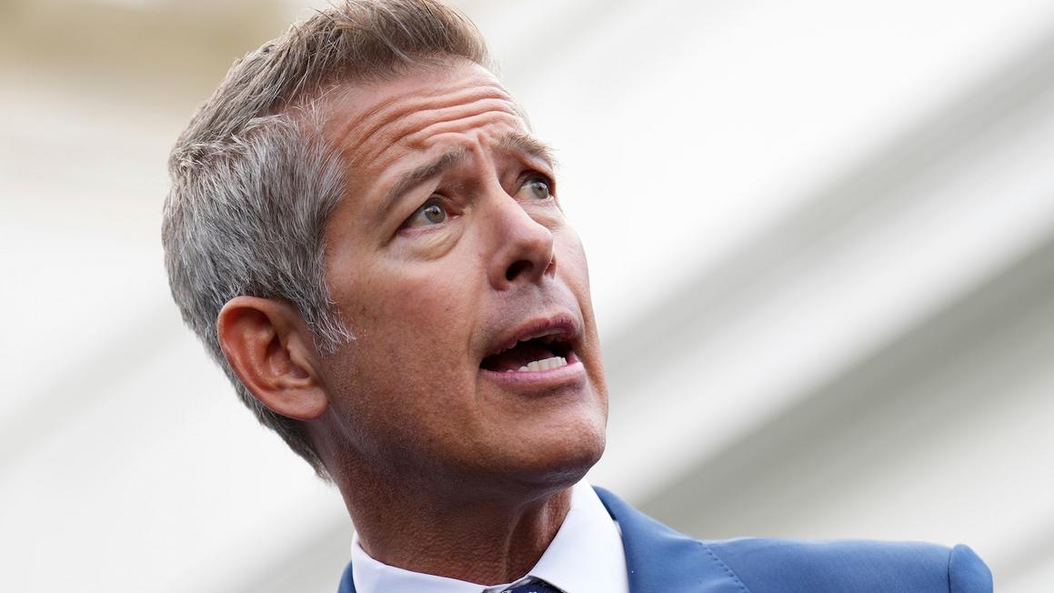 Bộ Giao Thông Vận Tải Mỹ Có Thể Buộc Phải Đóng Cửa Không Phận Trong Tuần Tới 1 sean duffy