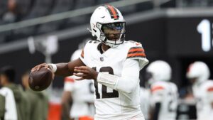 Khoảnh khắc xúc động của Deion Sanders trước trận ra mắt NFL của con trai 12 Khoảnh khắc xúc động của Deion Sanders trước trận ra mắt NFL của con trai