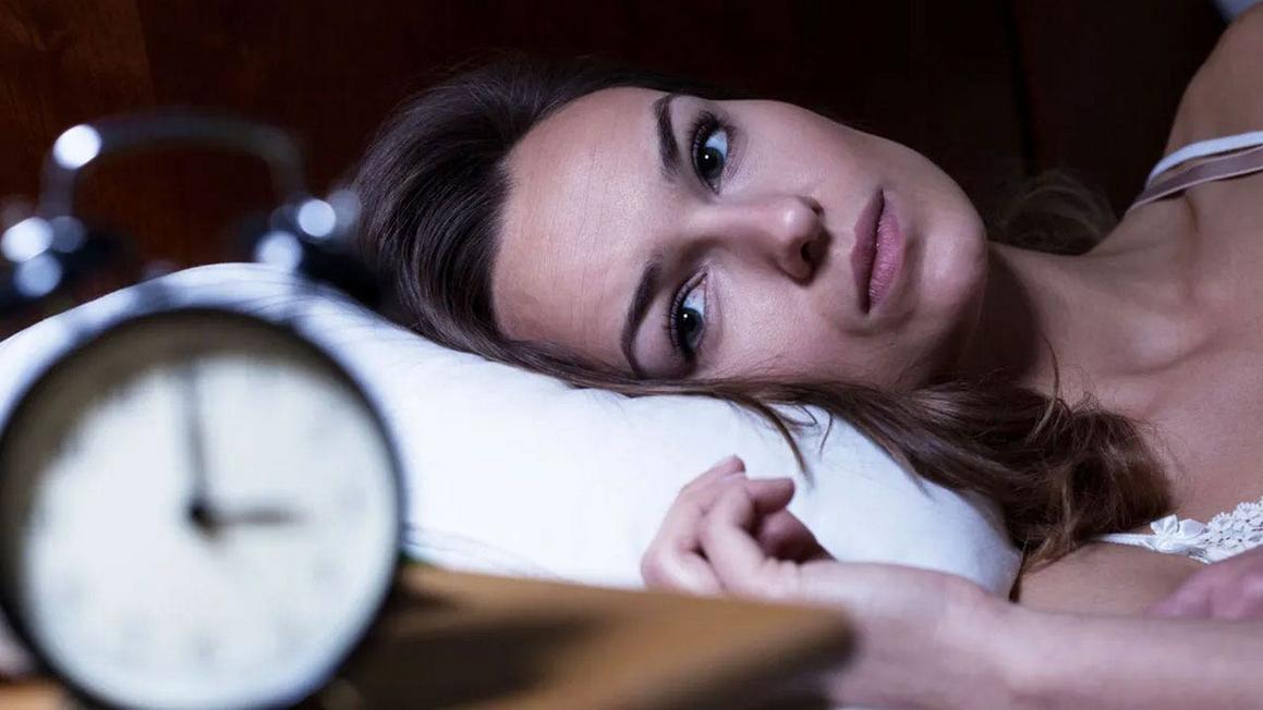 Vượt qua nỗi lo âu ban đêm nhờ bài học từ hoa dại 1 sleep wide awake istock