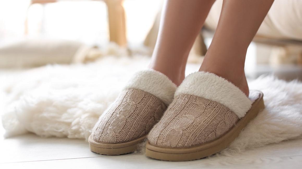 Những Mẫu Dép Mang Trong Nhà và Giày Đi Trong Nhà Ấm Áp Cho Mùa Đông 1 slippers