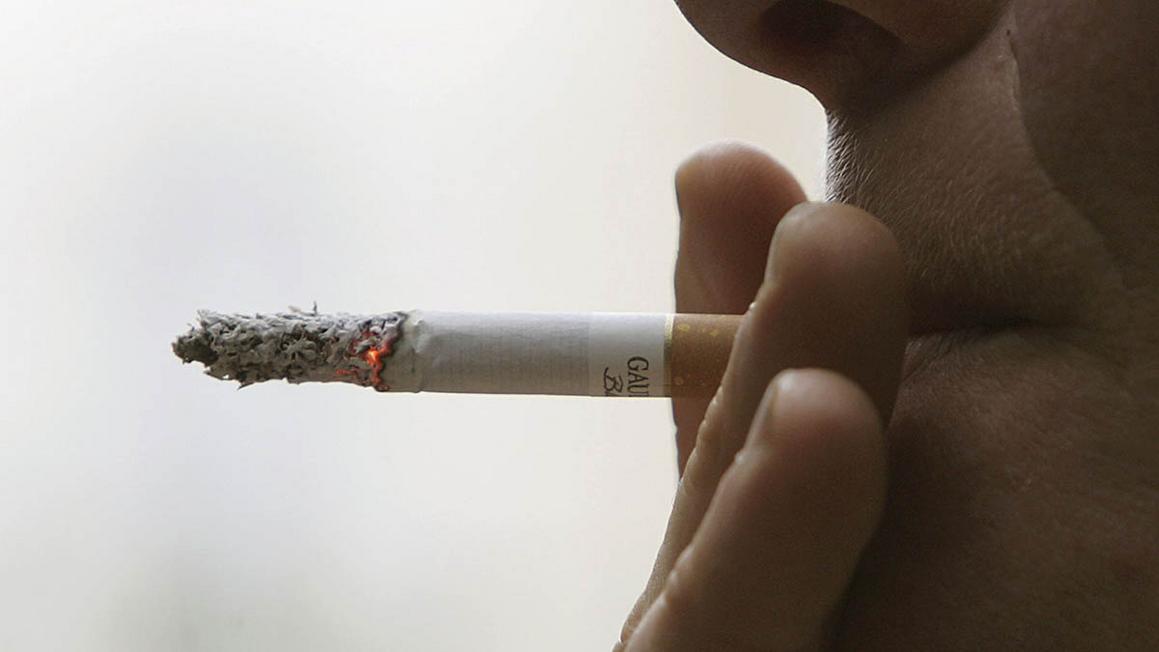 Gilroy tạm cấm cấp giấy phép kinh doanh thuốc lá mới 1 smoking stock image