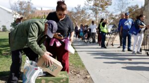 Các ngân hàng thực phẩm ghi nhận nhu cầu tăng vọt sau khi tạm dừng trợ cấp SNAP