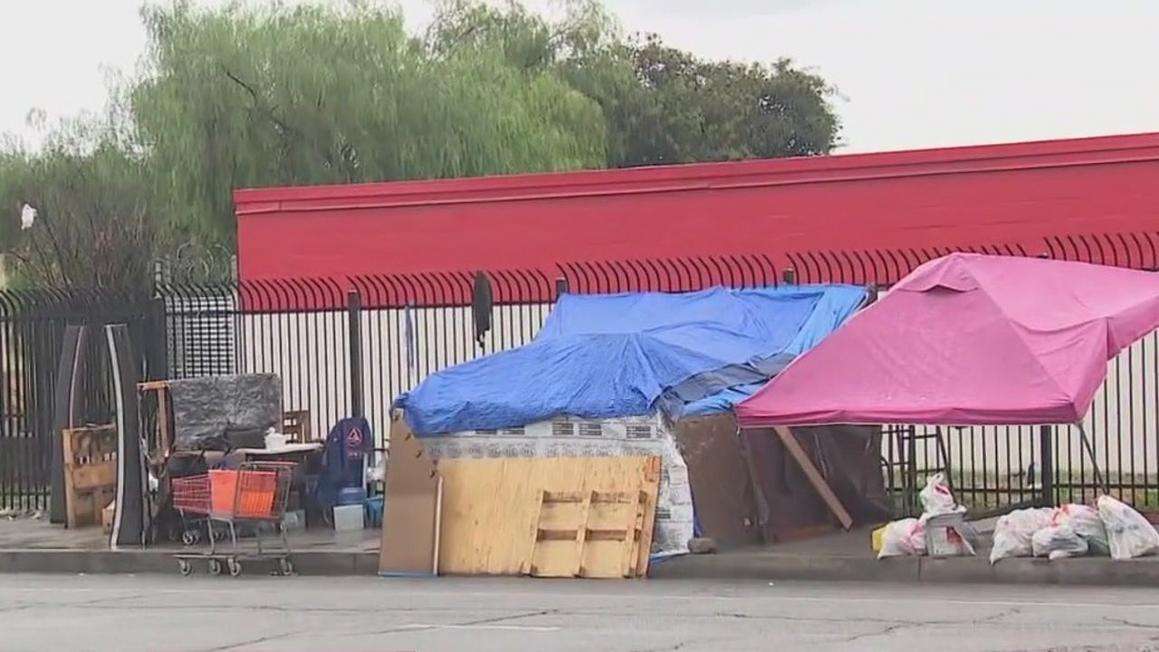 Người vô gia cư ở Sun Valley cho biết không ai cho họ biết về phiếu ở khách sạn khi bão đổ bộ 1 snapshot 2025 11 14t171327.942