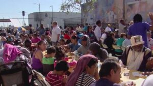 Los Angeles Mission và Hope the Mission hợp tác phục vụ hàng ngàn bữa ăn Lễ Tạ Ơn tại Skid Row