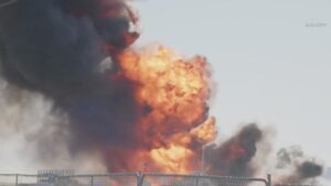 Xe chở gas bốc cháy dữ dội ở Lancaster