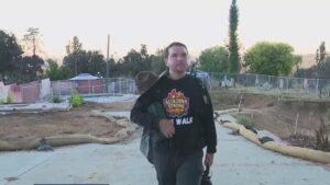 Người đàn ông đi bộ 700 dặm từ Altadena đến Paradise để gây quỹ cho người sống sót sau cháy rừng