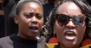 Phụ nữ biểu tình chống bạo lực giới ở Nam Phi tại G20 6 Phụ nữ biểu tình chống bạo lực giới ở Nam Phi tại G20