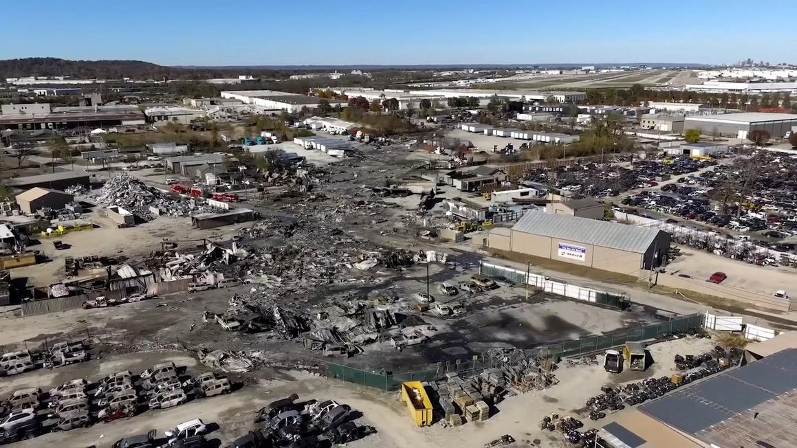 Video mới cho thấy thiệt hại nặng nề sau vụ tai nạn máy bay UPS 1 storyful 332749 drone video of louisville plane crash site released by ntsb.00 00 51 28.still002