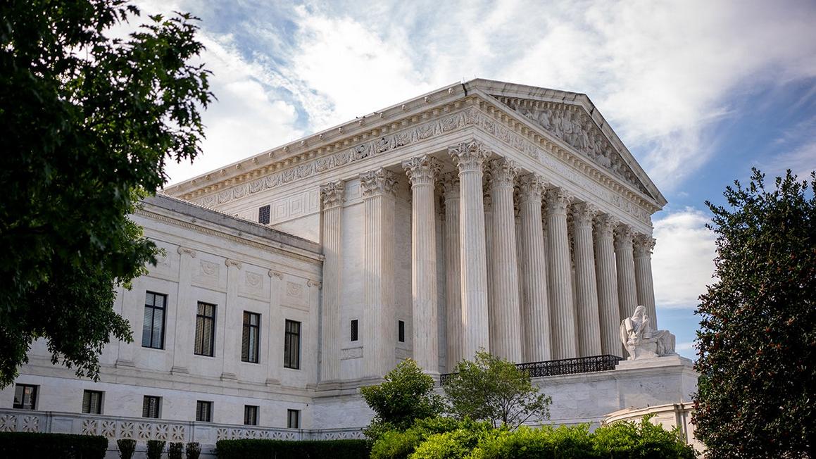 Tòa Tối Cao xem xét các tranh chấp về thuế quan của Tổng Thống Donald Trump 1 supreme court building