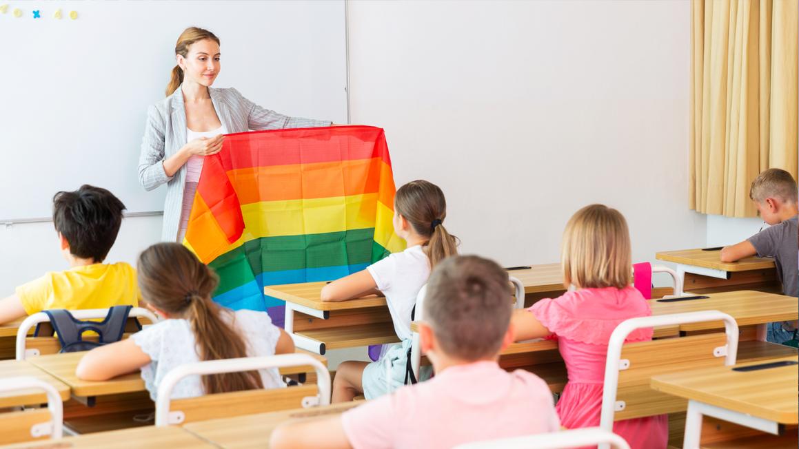 Phụ huynh chỉ trích chương trình giảng dạy LGBT tại các trường công lập Chicago 1 teacher shows rainbow flag