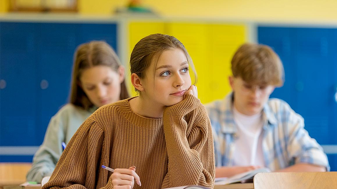 Ít nữ sinh trung học muốn kết hôn hơn: Vì sao? 1 teen girl class stock