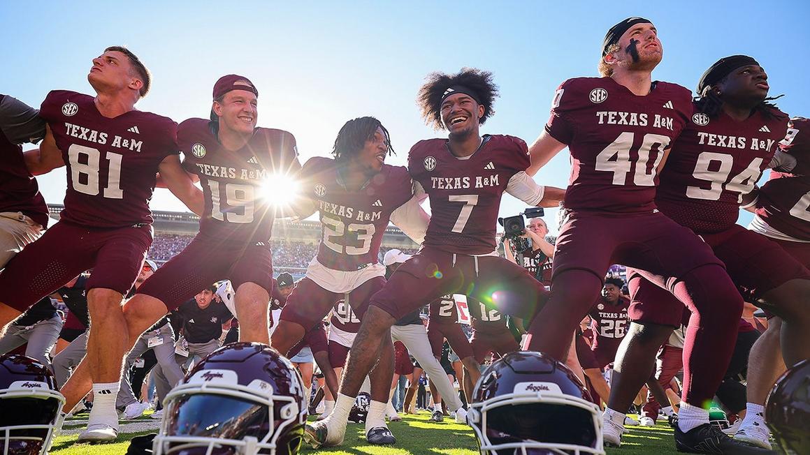 Texas A&M Lập Kỷ Lục Ngược Dòng Về Nhì 1 texas am aggies players celebrate