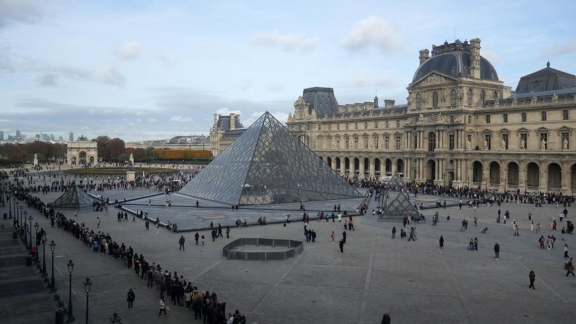 Trộm 100 Triệu Đô La Trang Sức ở Louvre: Mật khẩu là Tên Của Viện Bảo Tàng 1 the louvre in paris