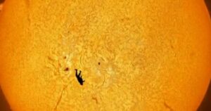 Khoảnh khắc kỳ lạ: Người nhảy dù như rơi xuống từ Mặt Trời