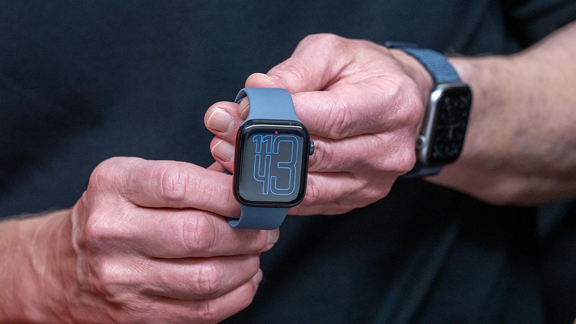 Điểm số Giấc ngủ Apple Watch: Hiểu rõ hơn về giấc ngủ hàng đêm của bạn 1 tim cook holding apple watch