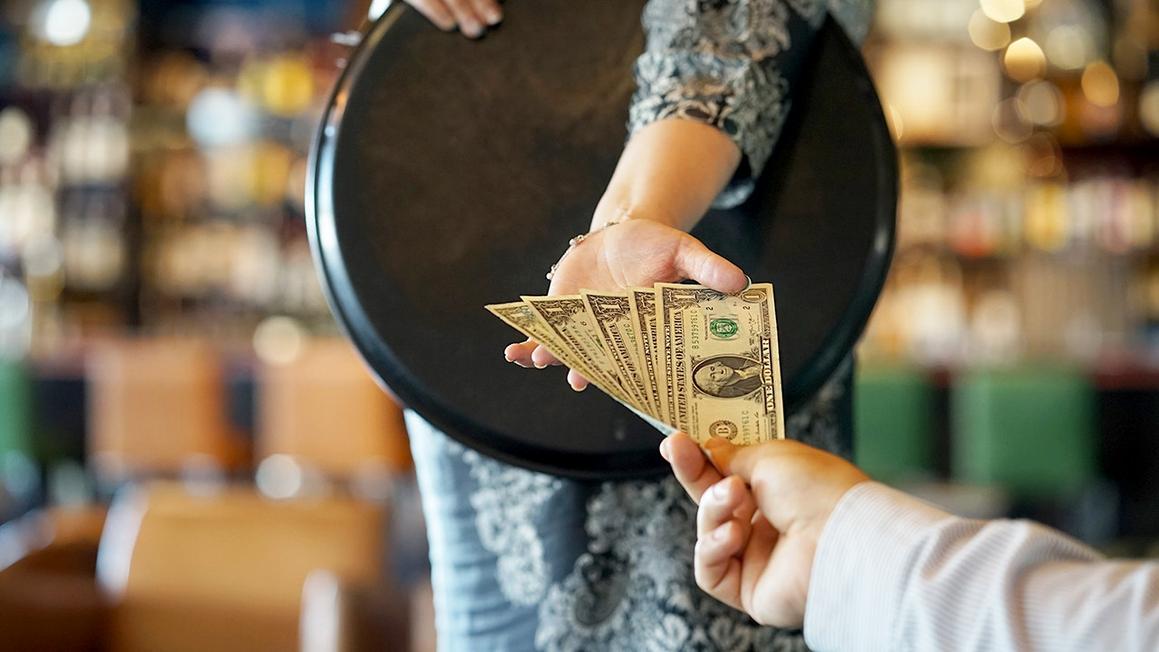 Người Mỹ ngao ngán với văn hóa boa tiền 1 tipping 1 bills to waitress