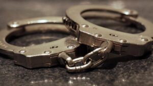 Người đàn ông bị bắt tại Burbank sau khi đập vỡ cửa tiệm, trộm súng giả trưng bày