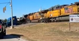 Xe lửa đụng xe vận chuyển ô tô tại Texas 6 Xe lửa đụng xe vận chuyển ô tô tại Texas