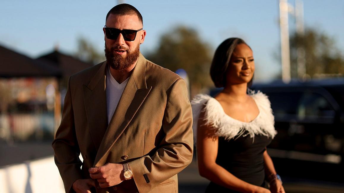 Bạn gái cũ của Travis Kelce xin lỗi vì những bài đăng cũ gây tranh cãi 1 travis kelce kayla nicole nfl honors
