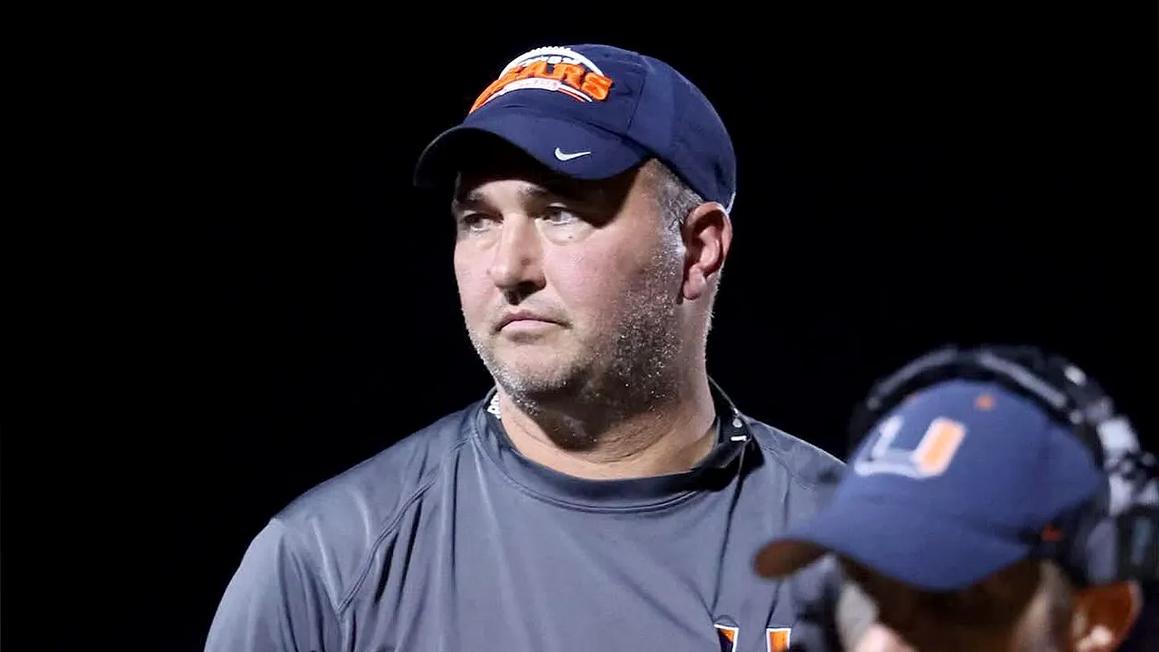 Huấn luyện viên bóng bầu dục trung học ở Virginia mất tích trong mùa giải bất bại 1 travis turner football coach 1