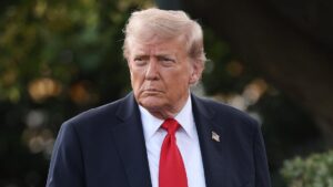 Tổng Thống Trump chỉ trích New York Times là ‘kẻ lập dị’ vì bài báo nghi ngờ sức khỏe của ông