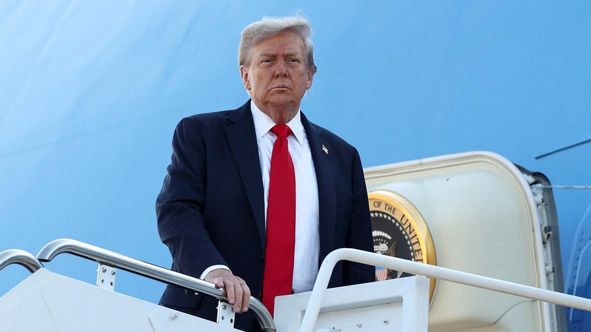 Dự luật mới đề xuất đổi tên phi trường nổi tiếng thành 'Donald J. Trump International' 1 trump boards air force one