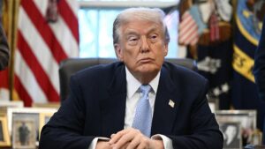 Tổng Thống Trump cho biết giọng khản đặc sau cuộc tranh cãi thương mại gay gắt với một quốc gia 5 Tổng Thống Trump cho biết giọng khản đặc sau cuộc tranh cãi thương mại gay gắt với một quốc gia