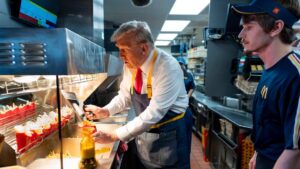 Tổng Thống Donald Trump Hài Hước Tự Nhận Là Tổng Thống Đầu Tiên Từng Làm Bếp Chiên Khoai McDonald's 29 Tổng Thống Donald Trump Hài Hước Tự Nhận Là Tổng Thống Đầu Tiên Từng Làm Bếp Chiên Khoai McDonald’s