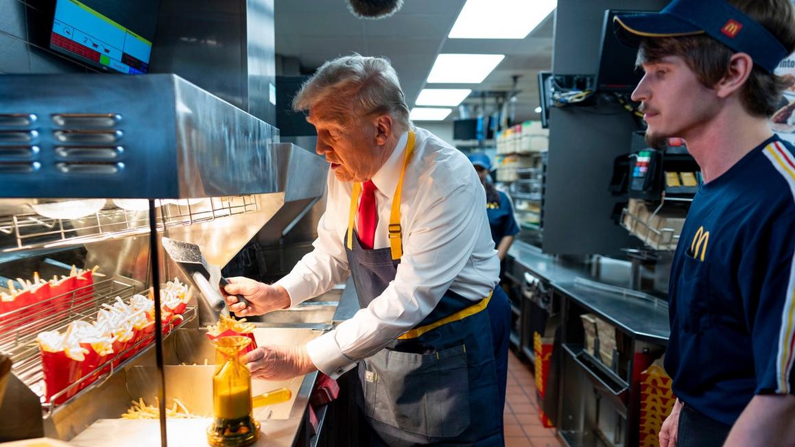 Tổng Thống Donald Trump Hài Hước Tự Nhận Là Tổng Thống Đầu Tiên Từng Làm Bếp Chiên Khoai McDonald's 1 trump serves fries at mcdonalds