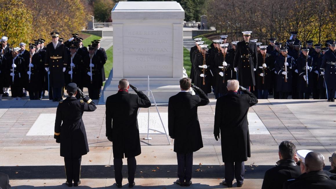 Bản tin Chính trị Fox News: Tổng thống Trump vinh danh các cựu chiến binh tại Lễ Tưởng niệm Arlington 1 trump tomb unknown soldier