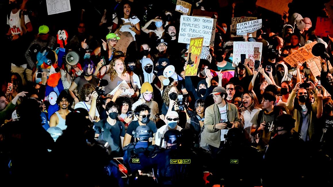 UC Berkeley: Bạo loạn bên ngoài sự kiện Turning Point, nhiều người bị bắt 1 uc berkeley tpusa protest fight012