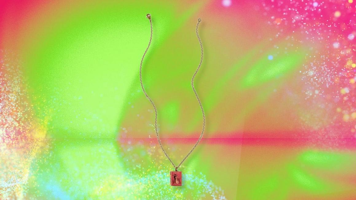 Gợi ý quà tặng cho người yêu sách, dưới 100 đô la 1 uncommon goods literary women book locket