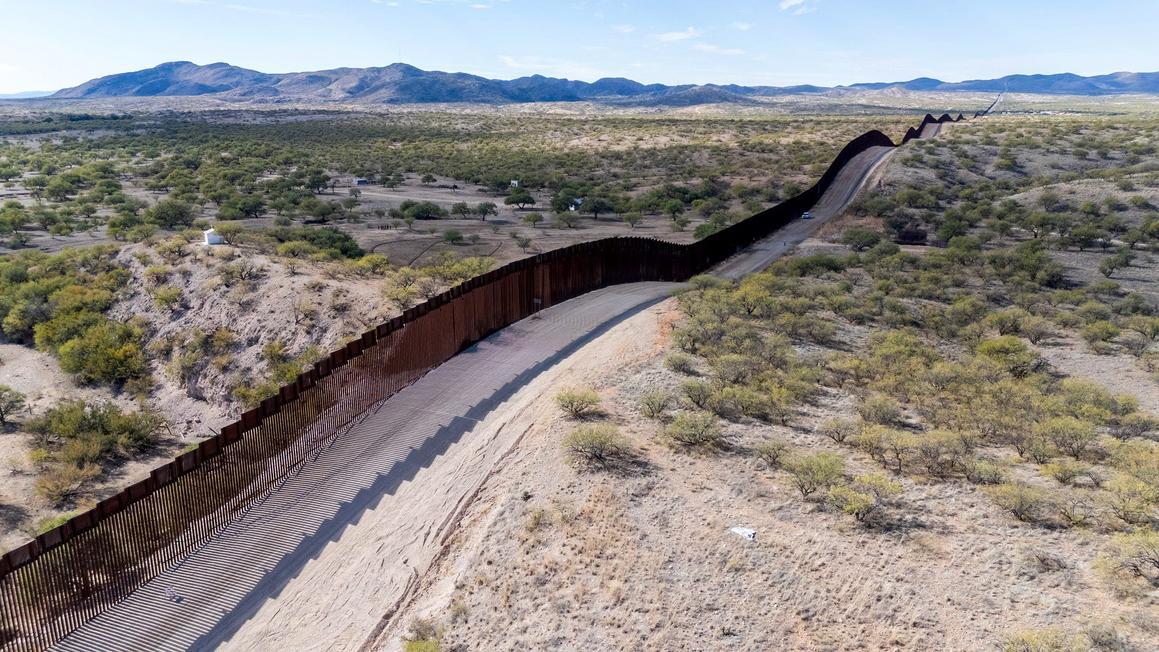 Trump Tăng Cường An Ninh Biên Giới, Nhưng Thách Thức Vẫn Còn Lớn 1 us mexico border wall scaled 1