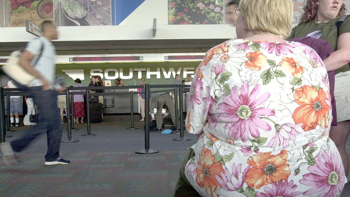 Người ngoại quốc thừa cân có thể bị từ chối visa để tiết kiệm chi phí y tế 1 usa heavyset overweight passengers airports travel 009