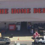 Bé bị tách khỏi người đàn ông bởi đặc vụ liên bang tại Los Angeles, theo nhà hoạt động 27 Bé bị tách khỏi người đàn ông bởi đặc vụ liên bang tại Los Angeles, theo nhà hoạt động