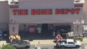 Bé bị tách khỏi người đàn ông bởi đặc vụ liên bang tại Los Angeles, theo nhà hoạt động