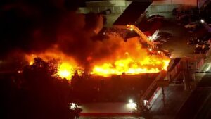 Cứu Hỏa Houston Khống Chế Vụ Cháy 2 Báo Động Trên Đường Avenue B