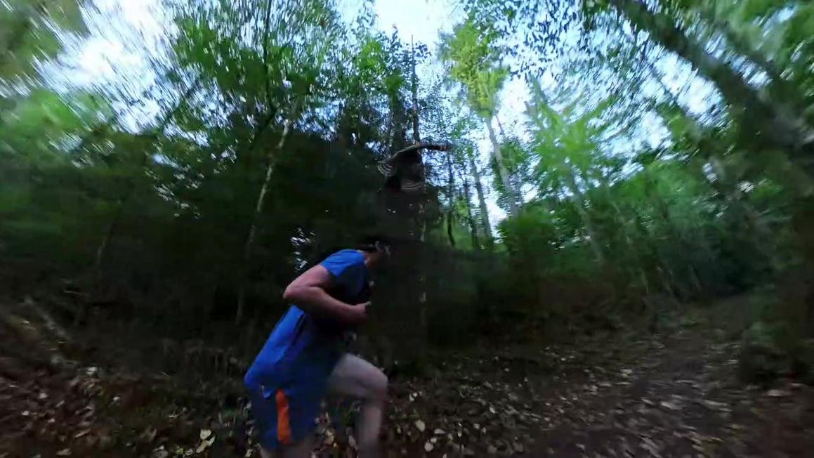 Cú mổ của cú: Chim săn mồi giật mũ của người chạy bộ gần Woodinville, Washington 1 vlcsnap 2025 11 13 22h04m26s464