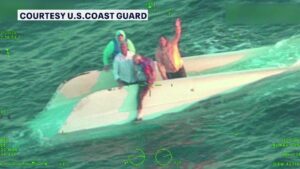 Nhờ đức tin sống sót 20 tiếng trên biển