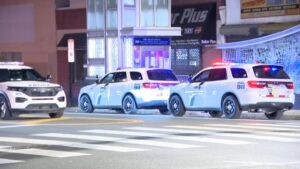 Ba Cảnh Sát Philly Bị Xịt Hơi Cay Khi Giải Tán Đám Đông Lớn