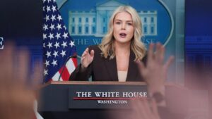 Tòa Bạch Ốc của Tổng Thống Donald Trump hạn chế phóng viên tiếp cận văn phòng nhân viên, tiếp tục siết chặt tự do báo chí 2 Tòa Bạch Ốc của Tổng Thống Donald Trump hạn chế phóng viên tiếp cận văn phòng nhân viên, tiếp tục siết chặt tự do báo chí