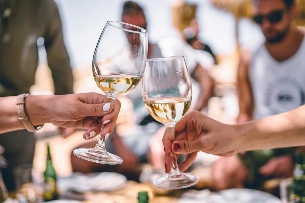 Slow Ventures Mở 'Lớp Học Hoàn Thiện' Giúp Nhà Sáng Lập Học Cách Lịch Lãm 1 wine glass unsplash