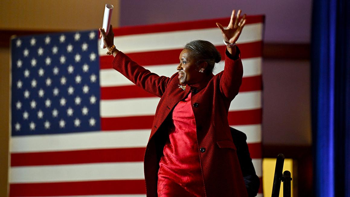 Bà Winsome Earle-Sears Nhận Thất Bại Trong Cuộc Bầu Cử Thống Đốc Virginia, Hứa Sẽ Tiếp Tục Cống Hiến 1 winsome at victory party1