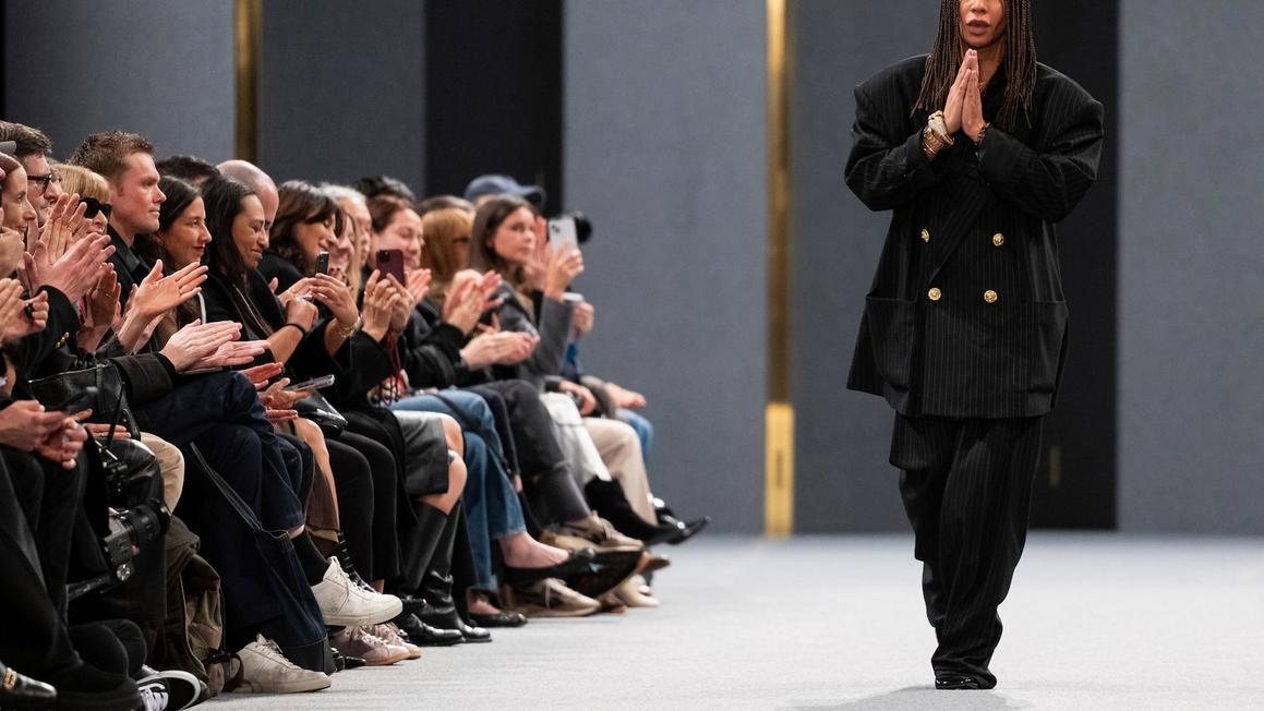 Nhà thiết kế Olivier Rousteing rời Balmain sau 14 năm, hòa quyện thời trang cao cấp với vẻ táo bạo kỷ nguyên pop 1