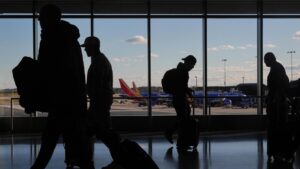 Hàng không Mỹ: FAA tiếp tục cắt giảm chuyến bay, hành khách thêm lo lắng