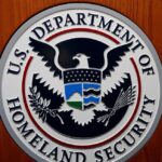 Cảnh sát Liên bang đưa bé gái 1 tuổi đi sau khi bắt giữ cha 29 Cảnh sát Liên bang đưa bé gái 1 tuổi đi sau khi bắt giữ cha