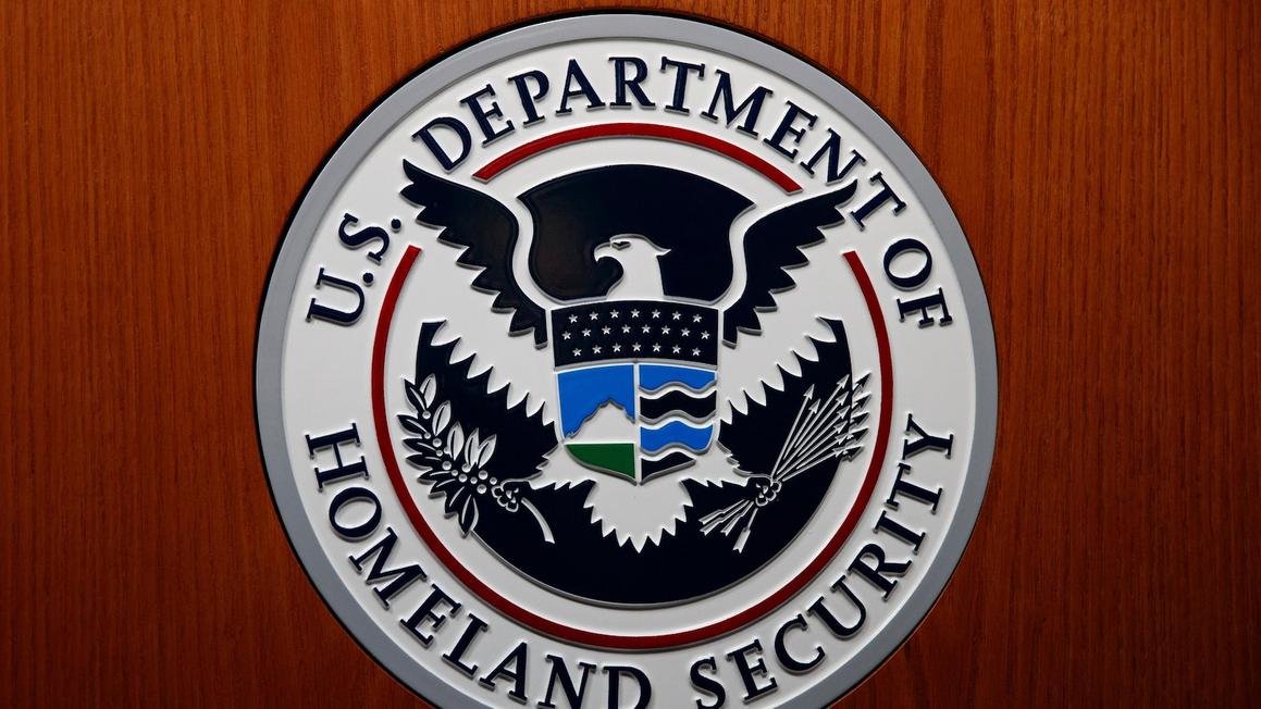 Cảnh sát Liên bang đưa bé gái 1 tuổi đi sau khi bắt giữ cha 1